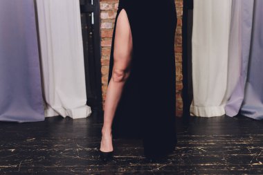 Siyah arka planda uzun kadın bacakları..