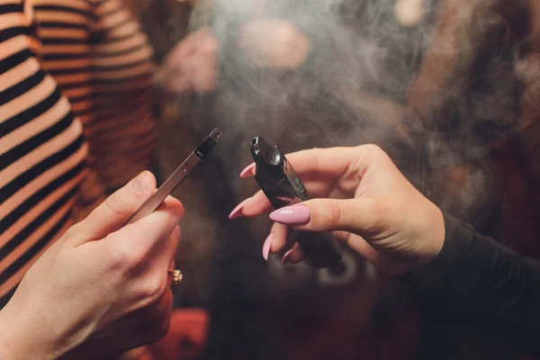 POD veya ultra-taşınabilir sistem vape en yeni elektronik sigara teknolojisidir. POD vape beyaz arkaplan üzerinde izole edilmiştir.
