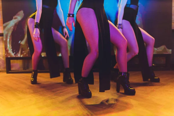在俱乐部聚会上跳舞的人的脚。无法辨认 — 图库照片