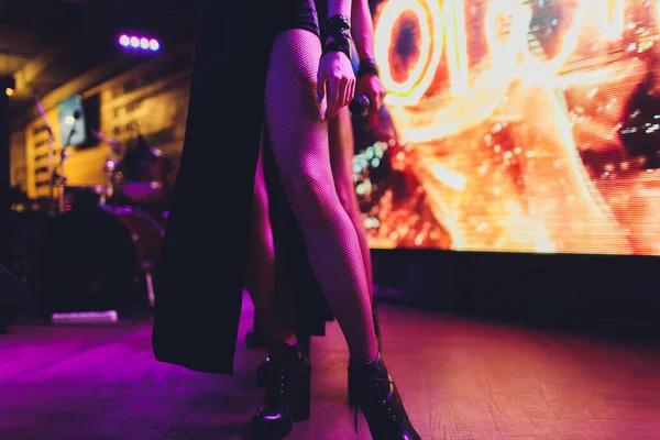 Πόδια των ανθρώπων που χορεύουν σε ένα κόμμα club. αγνώριστος — Φωτογραφία Αρχείου