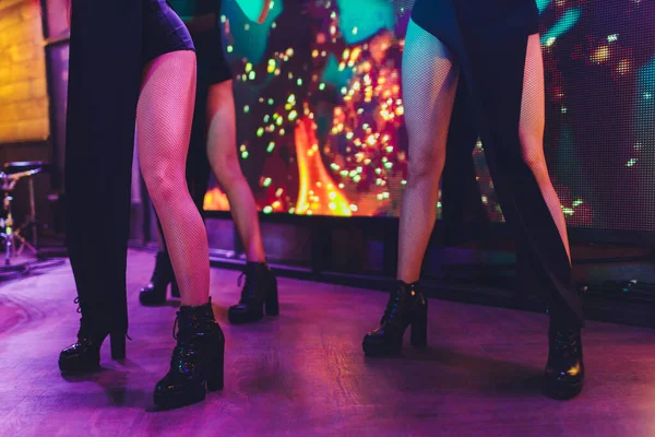 Emberek lábai táncolnak egy klubpartin. felismerhetetlen — Stock Fotó