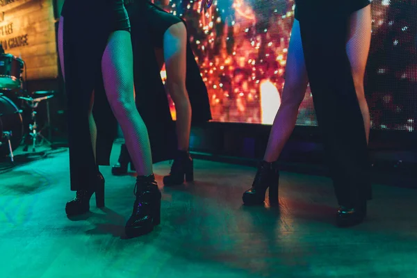 Ноги людей танцюють на клубній вечірці. невизначений — стокове фото