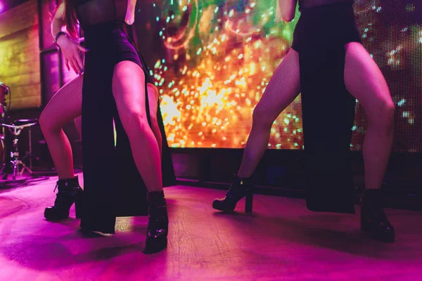 Bir kulüp partisinde dans eden insanların ayakları. Tanınamaz halde. — Stok fotoğraf