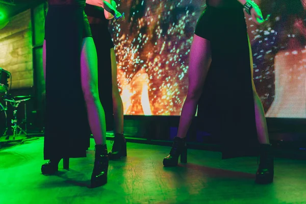 클럽 파티에서 춤을 추는 사람들의 발. 알아볼 수없음 — 스톡 사진