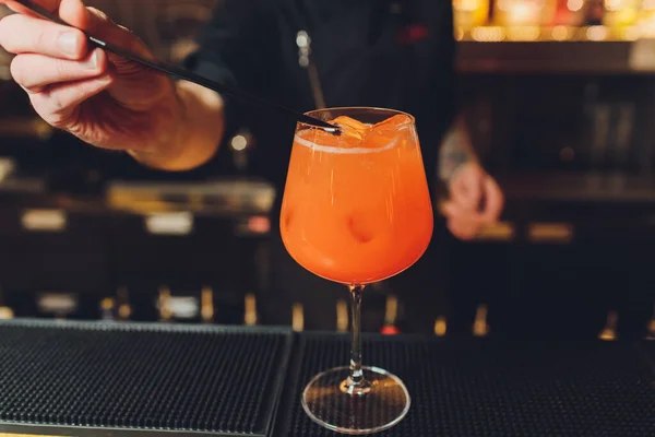 Barkeeper bereitet alkoholischen Aperitif, Aperol Spritz Cocktail vor. — Stockfoto