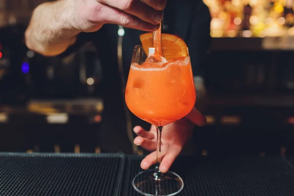 Bartender förbereder alkoholhaltiga aperitif, aperol spritz cocktail. — Stockfoto