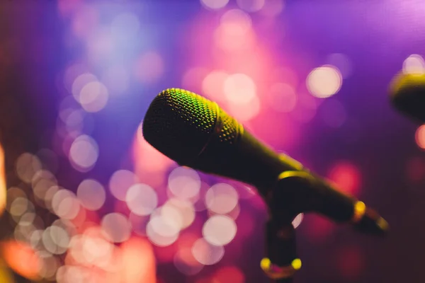 Close up of microphone on stage in audience room blur background. — Stock Photo, Image