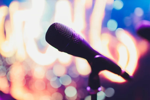 Primer plano del micrófono en el escenario en la sala de audiencias fondo borroso . — Foto de Stock