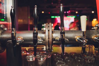 Bira dağıtmak için şişe ve teçhizatla dolu bar tezgahı. Barda bira dağıtmak için bir cihaz. Bar. Restorandaki barda. Lokantada bira dağıtmak için bir cihaz..