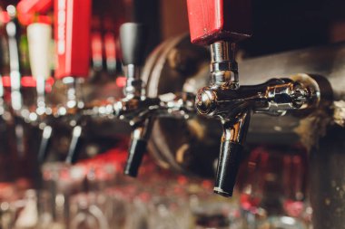 Bira dağıtmak için şişe ve teçhizatla dolu bar tezgahı. Barda bira dağıtmak için bir cihaz. Bar. Restorandaki barda. Lokantada bira dağıtmak için bir cihaz..