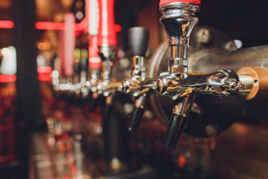 Bira dağıtmak için şişe ve teçhizatla dolu bar tezgahı. Barda bira dağıtmak için bir cihaz. Bar. Restorandaki barda. Lokantada bira dağıtmak için bir cihaz..
