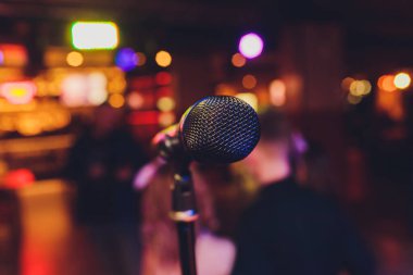 Konser salonu veya konferans odasındaki mikrofonu kapat.