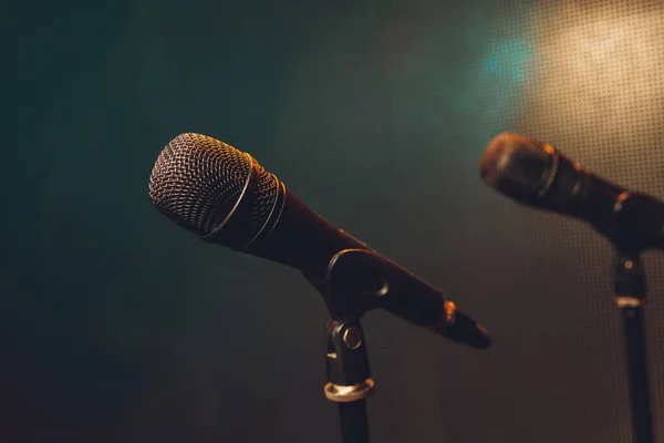 Primer plano del micrófono en el escenario en la sala de audiencias fondo borroso . — Foto de Stock