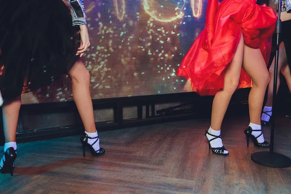 在俱乐部聚会上跳舞的人的脚。无法辨认 — 图库照片