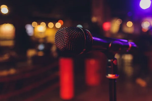 Gros plan du microphone dans la salle de concert ou de conférence. — Photo