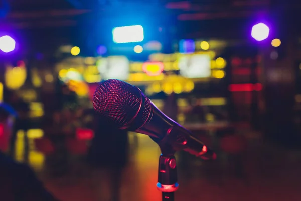 Gros plan du microphone dans la salle de concert ou de conférence. — Photo