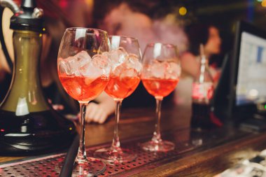 Aperol Spritz kokteyl. Alkollü içecek buz küpleri ve portakal ile tabloya dayalı.