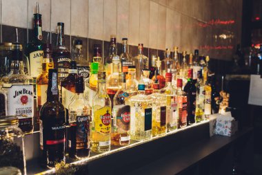 Ufa, Rusya, 1 Ocak 2020: Bir bardaki raflarda çeşitli şişe alkol sergileniyor.