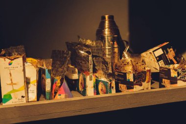 Ufa, Rusya, 12 Aralık 2019: Plastik kaplarda tütün nargilesi.