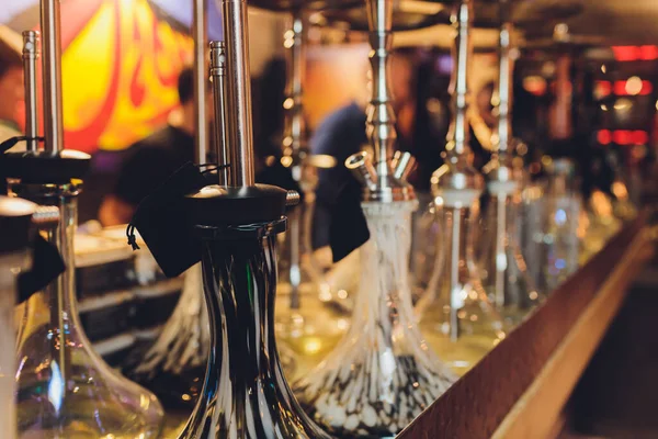 Die Wasserpfeife auf der Theke in einem Café. — Stockfoto