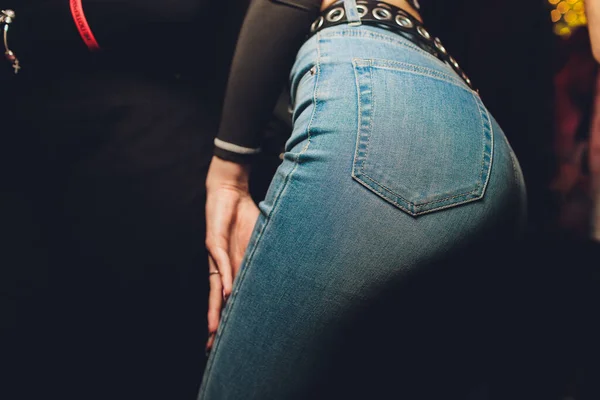 Pés de pessoas dançando em uma festa do clube. irreconhecível. — Fotografia de Stock