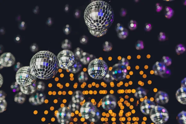 Veel spiegel disco bal opknoping op met kleurrijke verlichting reflectie. — Stockfoto