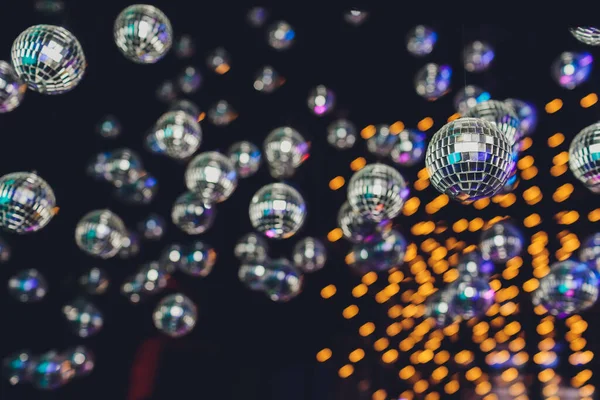 Veel spiegel disco bal opknoping op met kleurrijke verlichting reflectie. — Stockfoto