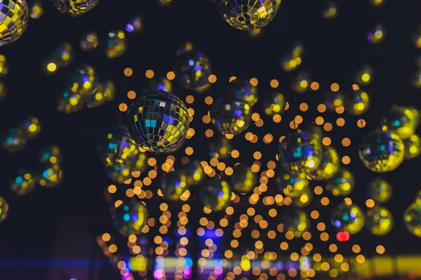 Beaucoup miroir boule disco accroché avec réflexion lumineuse colorée . — Photo