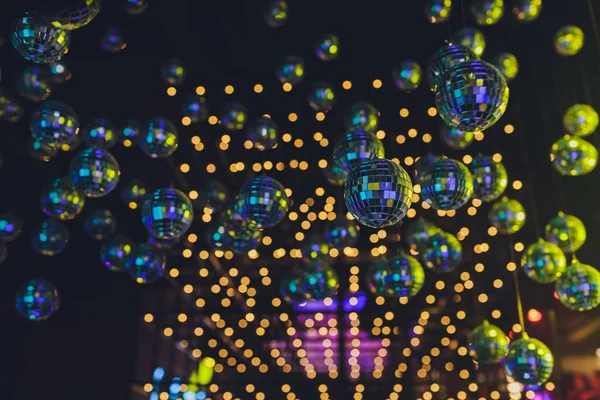 Lotes espelho bola de discoteca pendurado com reflexão iluminação colorida . — Fotografia de Stock