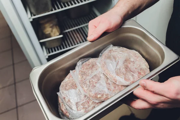 Refrigerador congelador con varios alimentos congelados billet almacenamiento restaurante . — Foto de Stock