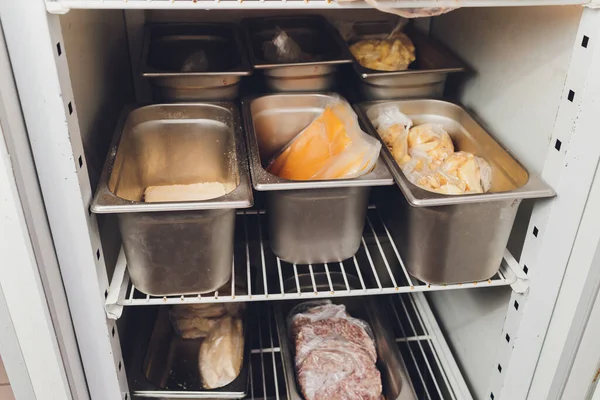 Mrazicí box chladnička s různými mražených potravin billet skladování restaurace. — Stock fotografie