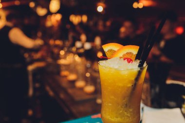 Taze içecek kuyruğu, yeşil nane ve limon arka planda bulanık bokeh.