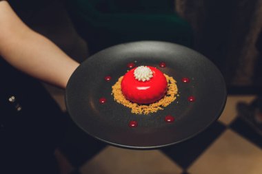 Meyveli ve çikolatalı beyaz kremalı pasta..