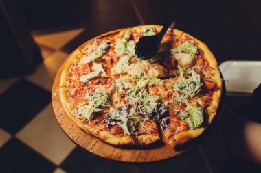 lezzetli İtalyan pizza tahta masada görev yaptı..