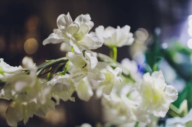 Bir etkinlik ya da düğün resepsiyonu için masa hazırlansın, bukete odaklanın.