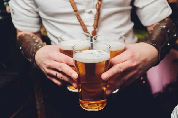 Colpo ritagliato di un uomo che tiene un bicchiere di birra copyspace bicchiere pieno di birra in mano di un uomo al bar ricreazione birra gustosa deliziosa gente fresca rinfrescante celebrazione barista di lavoro . — Foto Stock