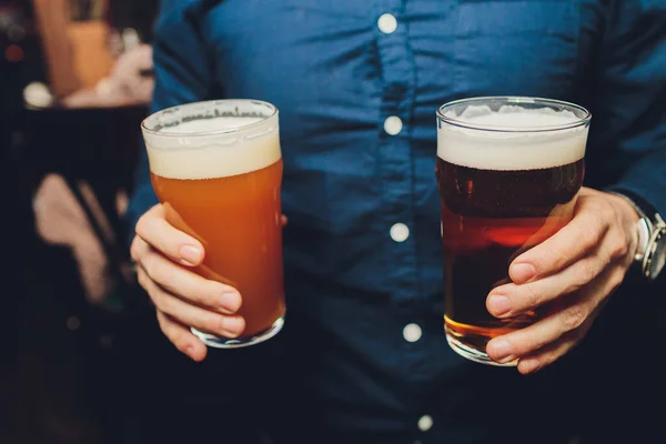 Plan recadré d'un homme tenant un verre de bière copyspace plein verre de bière dans la main d'un homme au bar loisirs brassage savoureux délicieux frais rafraîchissant gens célébration barman travail . — Photo