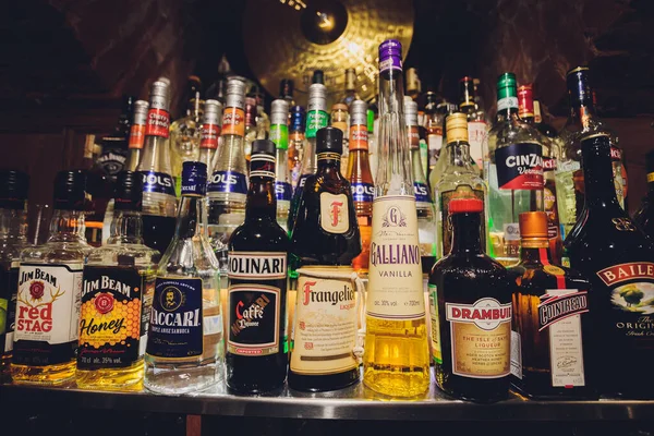 Уфа (Росія) 1 січня 2020 року: на деяких полицях у пабі виставлено кілька видів спиртного.. — стокове фото