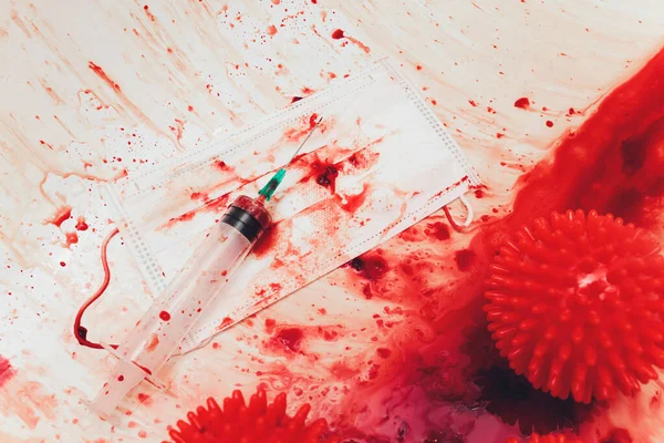 Salpicaduras de sangre goteando en el lavabo del baño. moléculas de virus rojo jeringa máscara médica —  Fotos de Stock