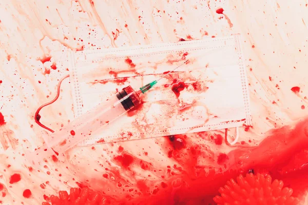 Blodstänk droppar ner i handfatet i badrummet. röd virus molekyler spruta medicinsk mask — Stockfoto