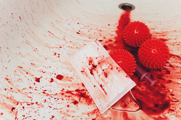 Salpicaduras de sangre goteando en el lavabo del baño. moléculas de virus rojo jeringa máscara médica — Foto de Stock