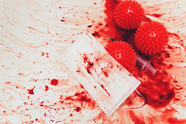 Des éclaboussures de sang coulant dans l'évier de la salle de bain. rouge virus molécules seringue masque médical — Photo