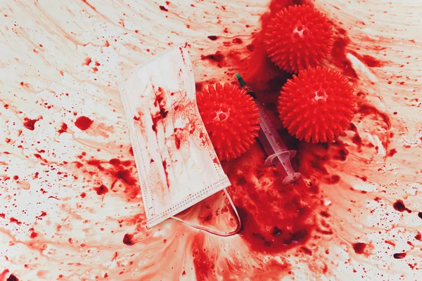 Er druipt bloed in de gootsteen in de badkamer. rood virus moleculen spuit medisch masker — Stockfoto