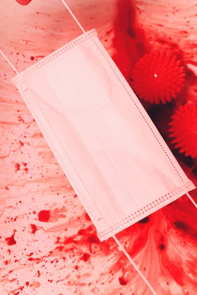 Salpicaduras de sangre goteando en el lavabo del baño. moléculas de virus rojo máscara médica — Foto de Stock