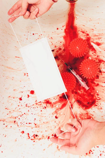 Kawałki krwi kapiące do zlewu w łazience. czerwony wirus molekuły strzykawka medyczna maska — Zdjęcie stockowe