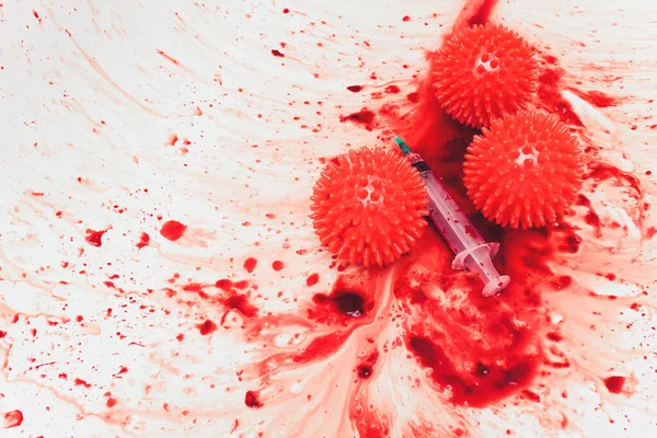 Salpicaduras de sangre goteando en el lavabo del baño. jeringa de moléculas de virus rojo — Foto de Stock