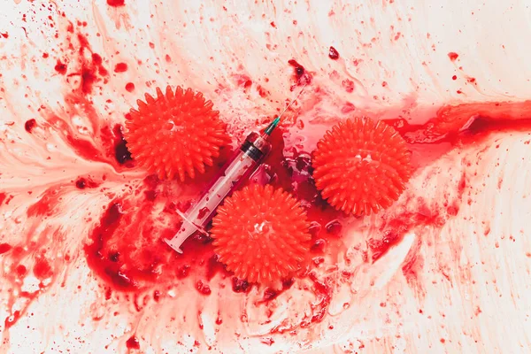 Schizzi di sangue che gocciolano nel lavandino del bagno. Siringa di molecole di virus rosso — Foto Stock
