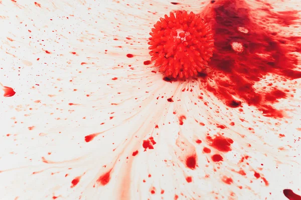 Salpicaduras de sangre goteando en el lavabo del baño. moléculas de virus rojo —  Fotos de Stock
