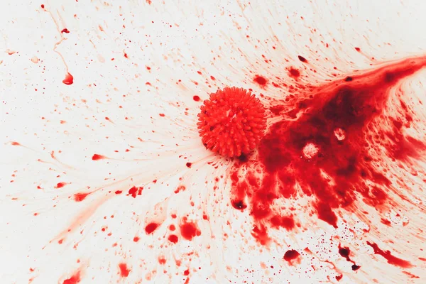 Salpicaduras de sangre goteando en el lavabo del baño. moléculas de virus rojo — Foto de Stock