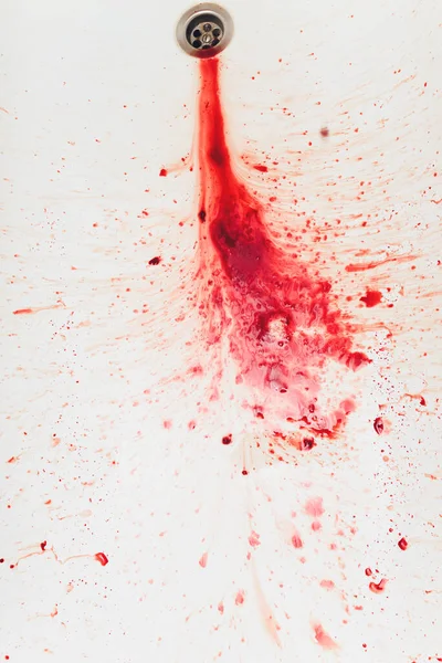 Krvavá ve dřezu s tekoucí červenou krví. Pozadí konceptu vraždy. — Stock fotografie